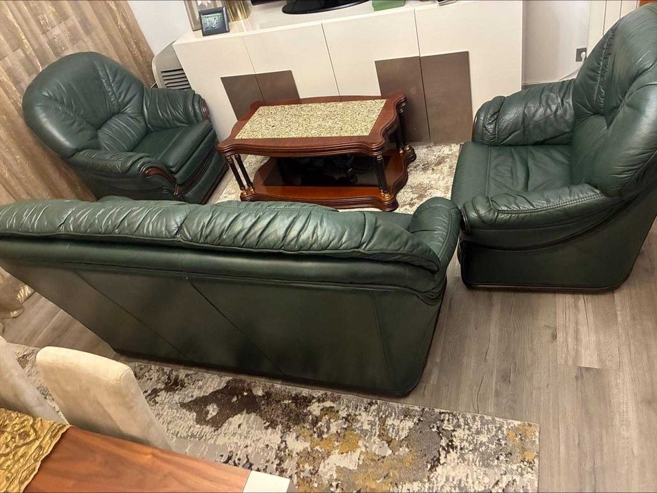 Sofás em pele genuína e mesa apoio