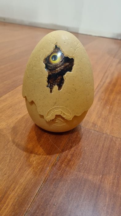 Wykluwajacy sie dinozaur Jurassic World