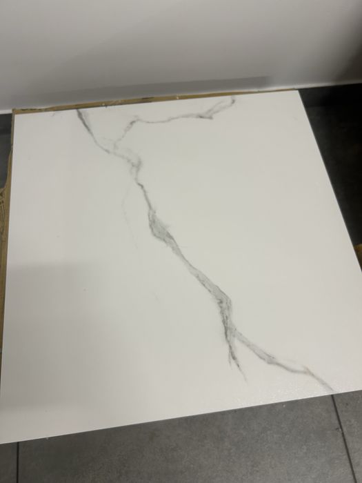 Plytki 60x60 białe matowe z szarymi peknieciami