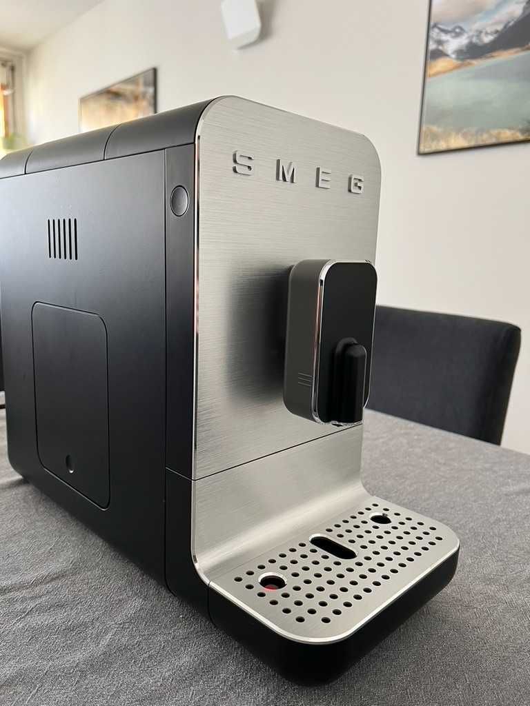 Maquina de café automática SMEG preta