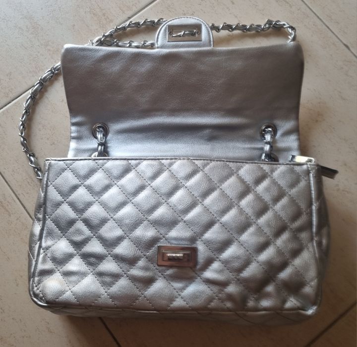 Mala Prateada padrão almofadado 
Duas asas
Muito elegante
Nova nunca u