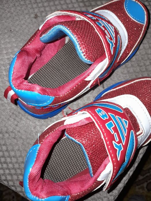 Продам нові кросівки,27 розмір!