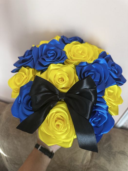 Композиція з атласних троянд)