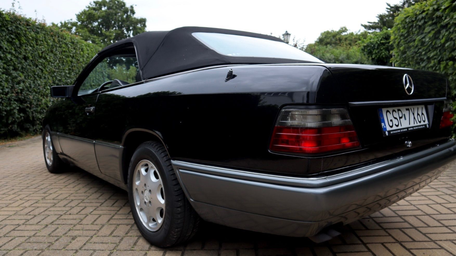 Mercedes-Benz W124 (1984-1993) Na sprzedaż: Mercedes Benz W124 Cabrio z bardzo małym przebiegiem!!!