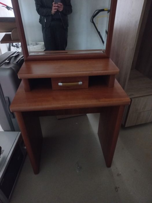 Toaletka z lustrem i szufladą