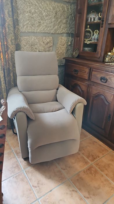 Sofá cinzento reclinável