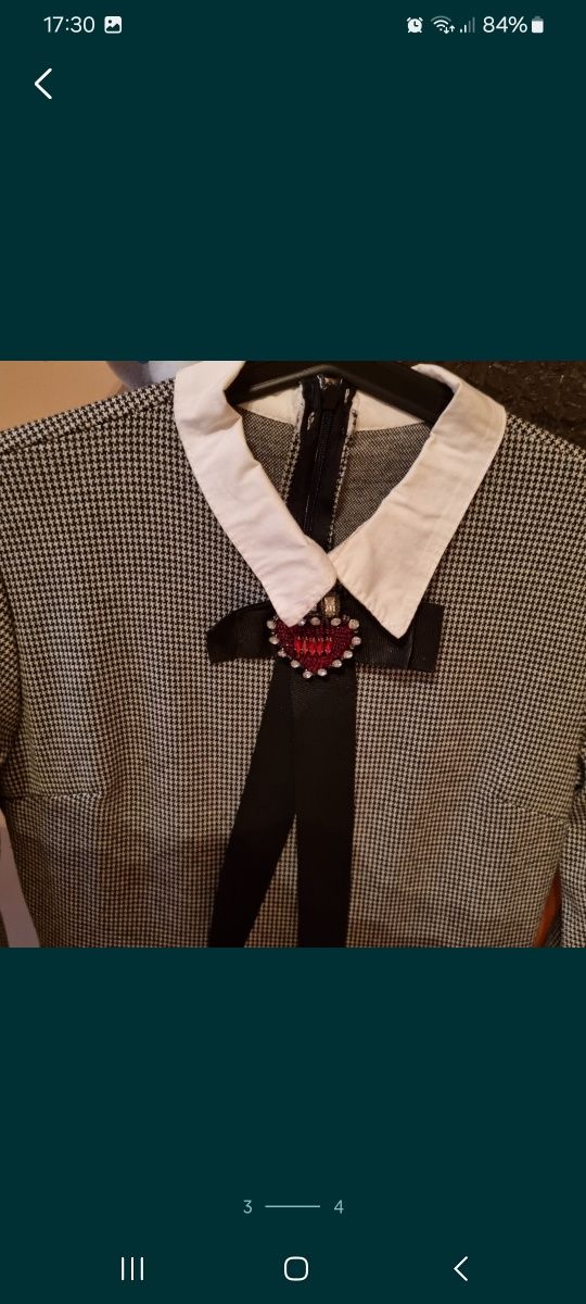 Elegancka sukienka z białym kołnierzykiem