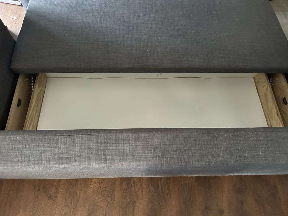 Sofá cama com espaço para arrumação por baixo