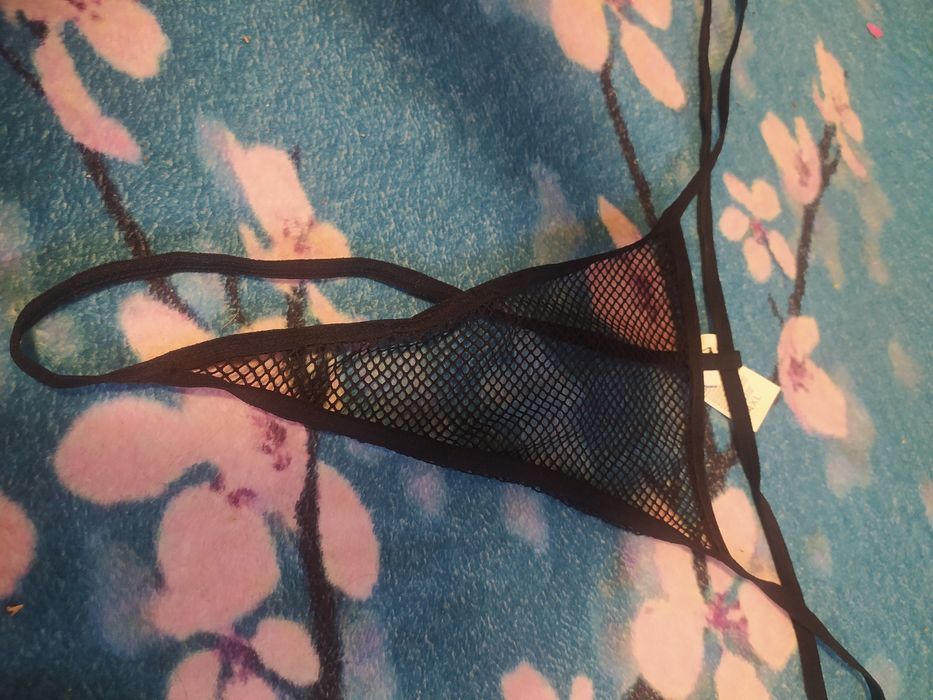 Nowe czarne stringi 52/54