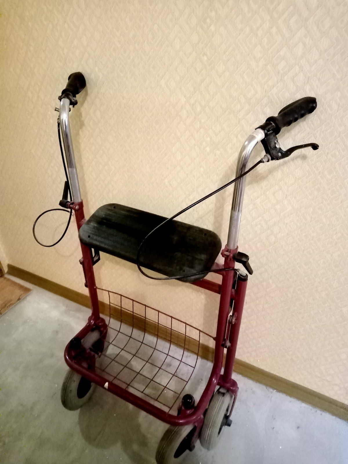 Ходунки на колесах для інвалідів