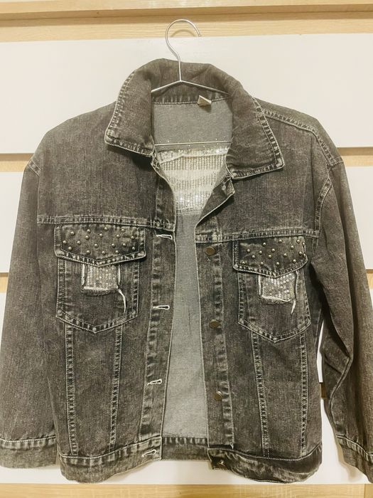 Продам джинсову куртку на дівчину підлітка