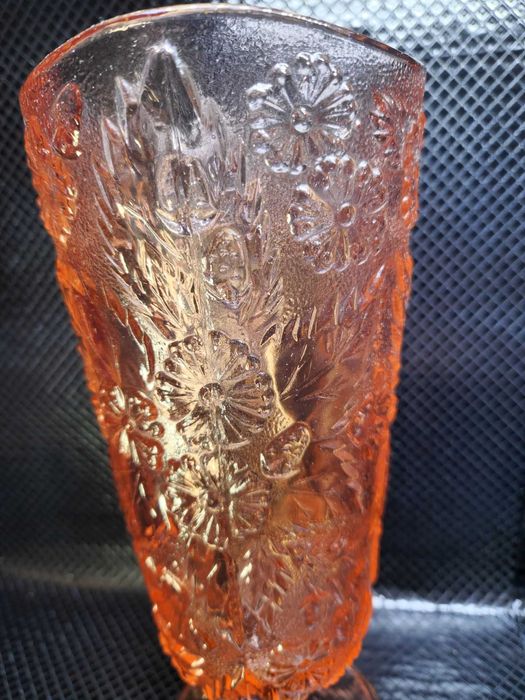 Wazon z różowego szkła - Poziomki - Eryki Trzewik Drost HSG Ząbkowice