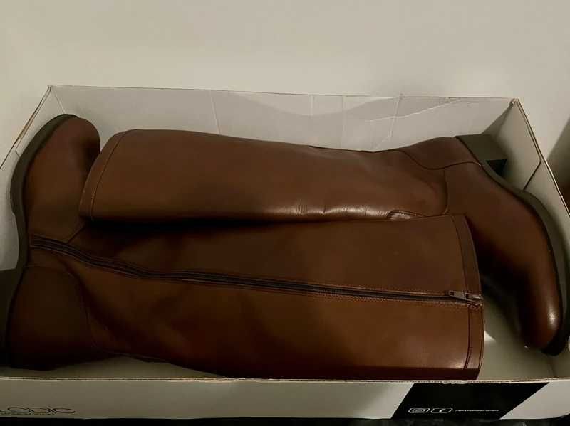 Bota em pele com tacão de 30mm