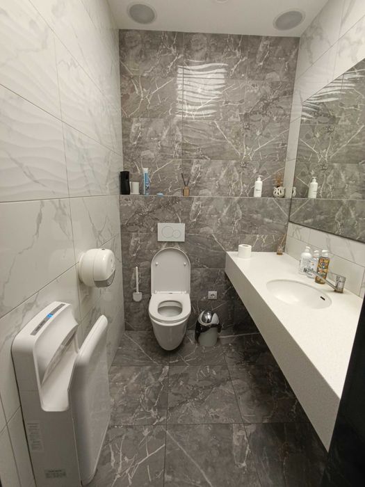 Є Світло в кабінеті 8 м2 кушетка вода в салоні краси Івасюка Оболонь