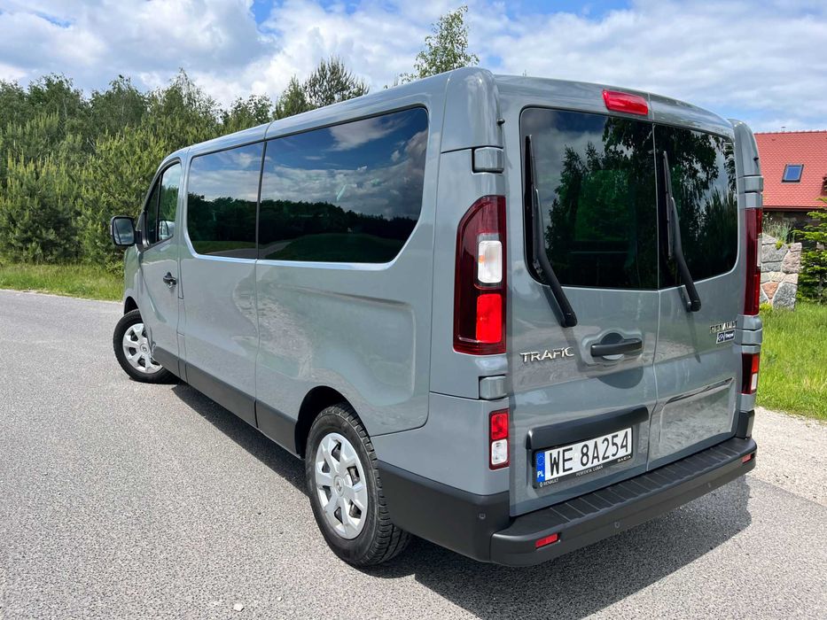 Wynajem Busa Long 9-osobowego-Konfort Mobilność Wakacje Lotniska Taxi