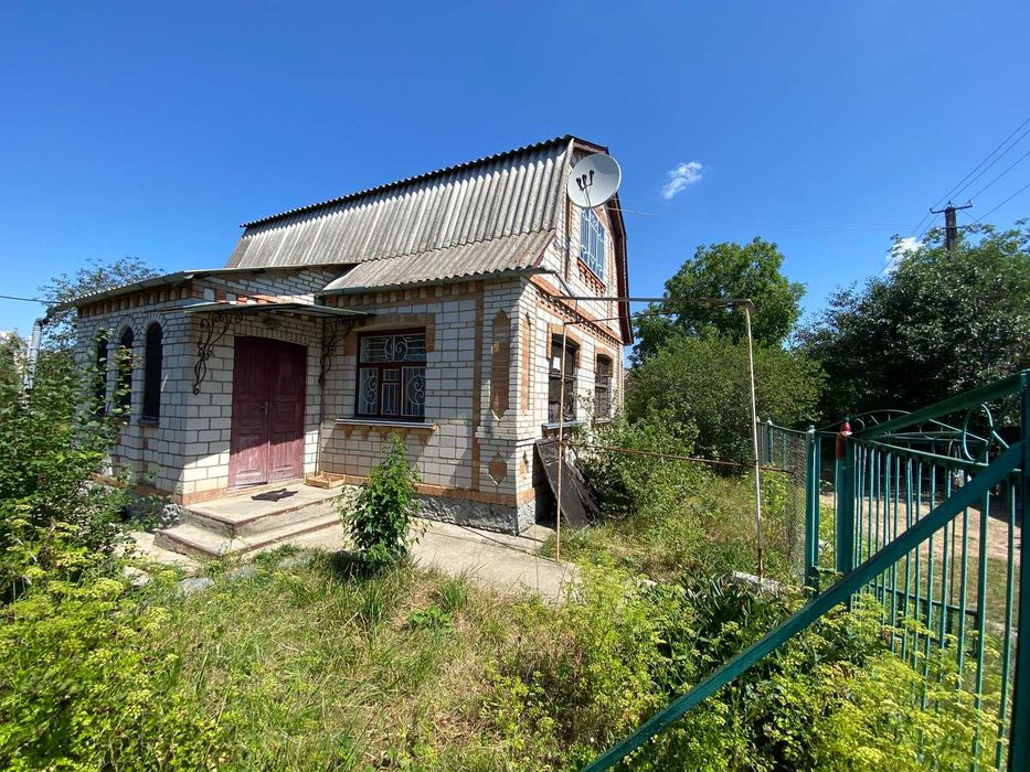 Продається дачний будинок з гаражем у мальовничому місці!