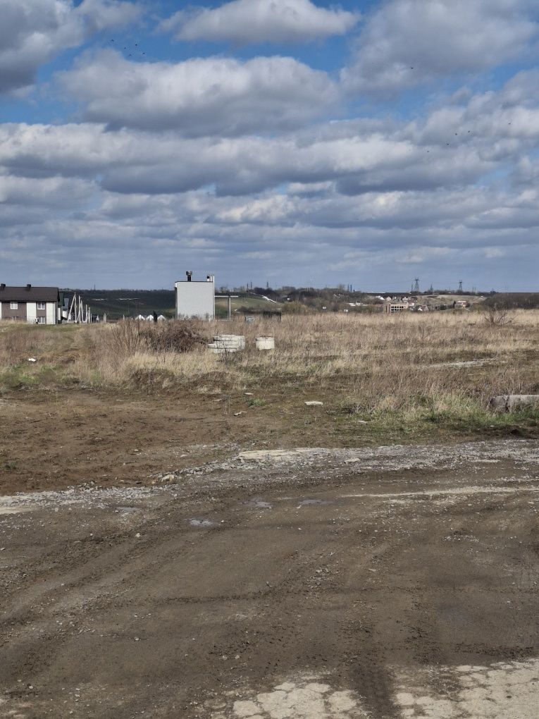 Продам землю під комерційне будівництво в місті Рівне