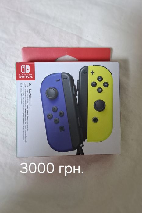 Пара контролерів Joy-Con до Nintendo Switch. Ігри до нього