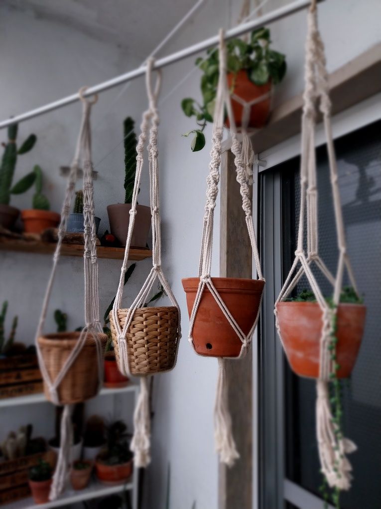 Suporte para vasos em macramê