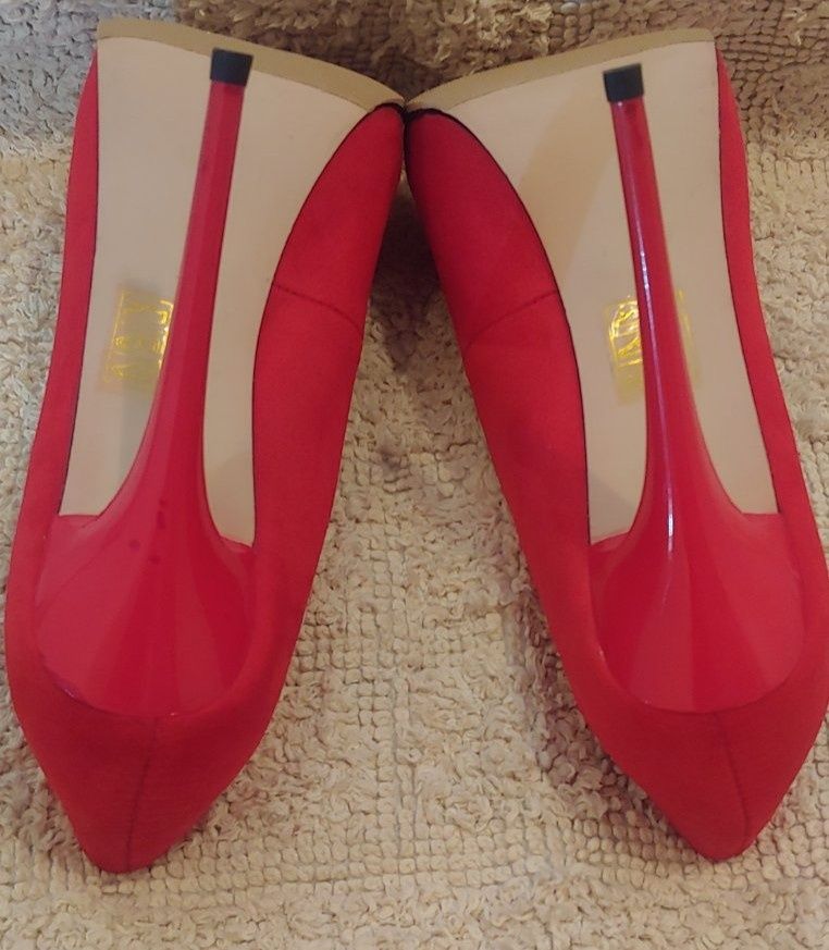 Женские туфли красные на каблуке