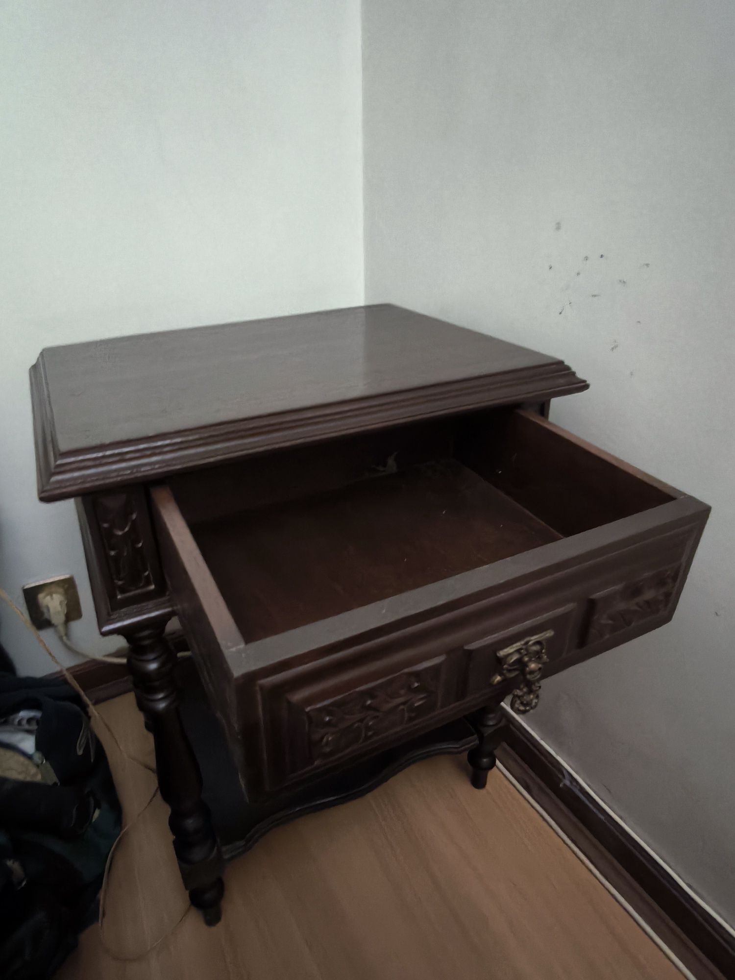 Vendo 2 mesas de cabeceira madeira escura trabalhada vintages