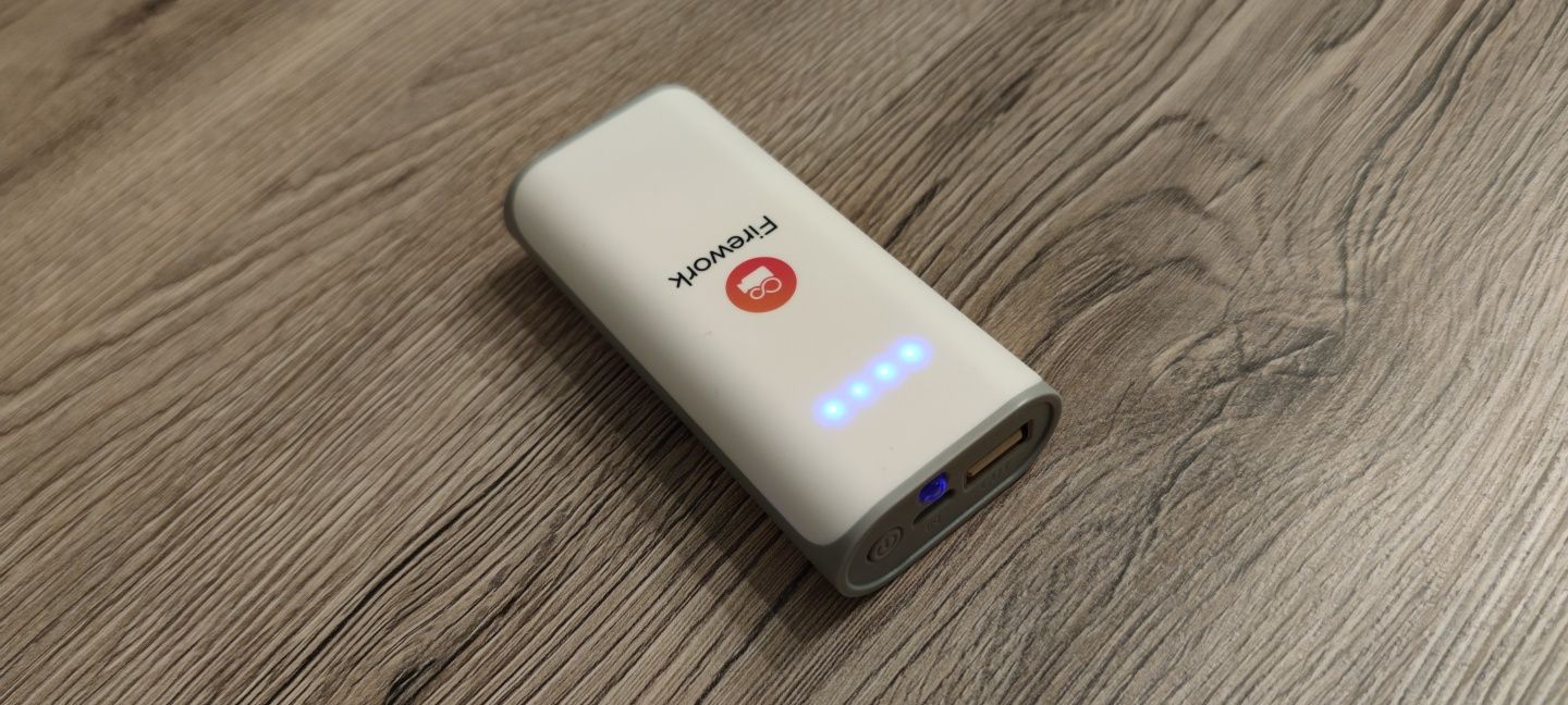 Powerbank z funkcją latarki + ładowarka i kabel