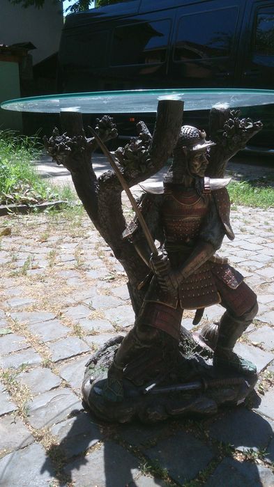 Стол, воин самурай покрытый бронзовой краской.