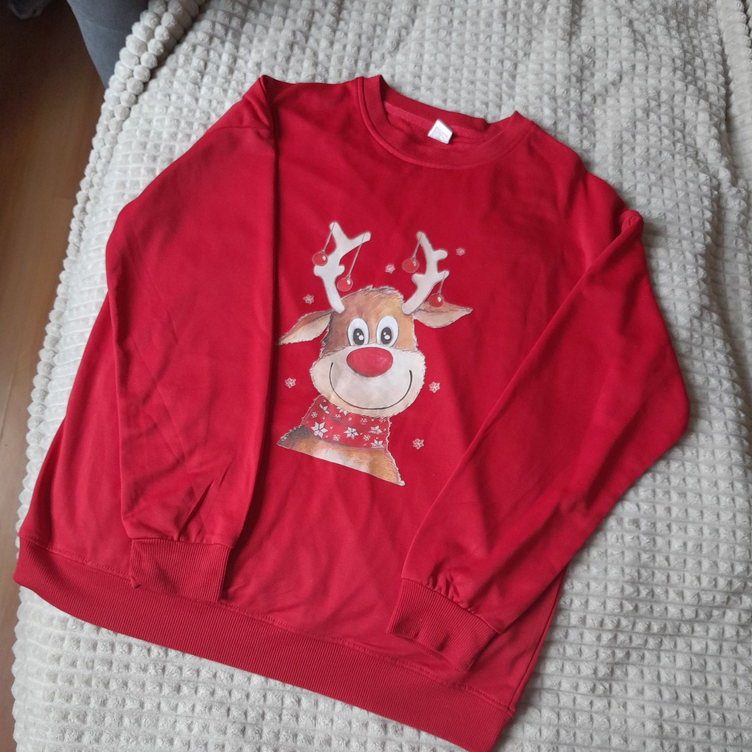 Czerwona bluza z jeleniem