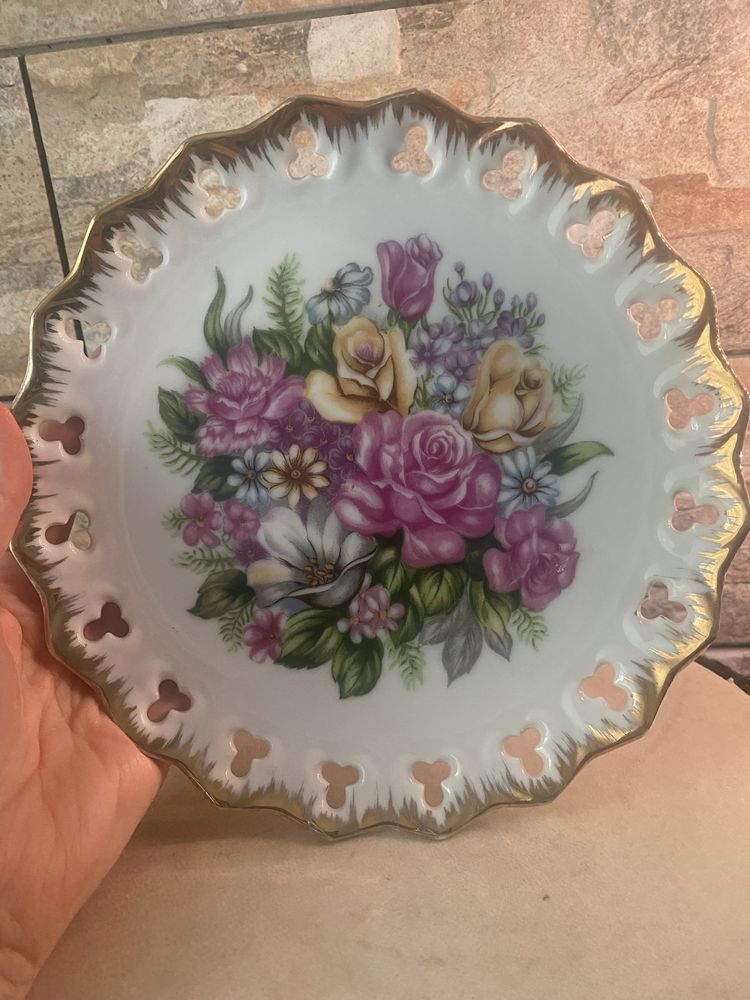 Stary ozdobny azurowy talerz w kwiaty do powieszenia