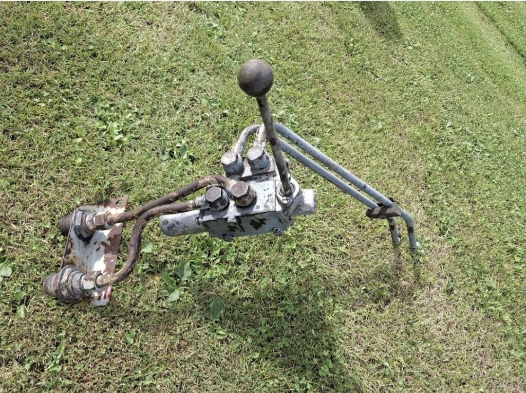 Rozdzielacz hydrauliczny na błotnik do ursusa c 330