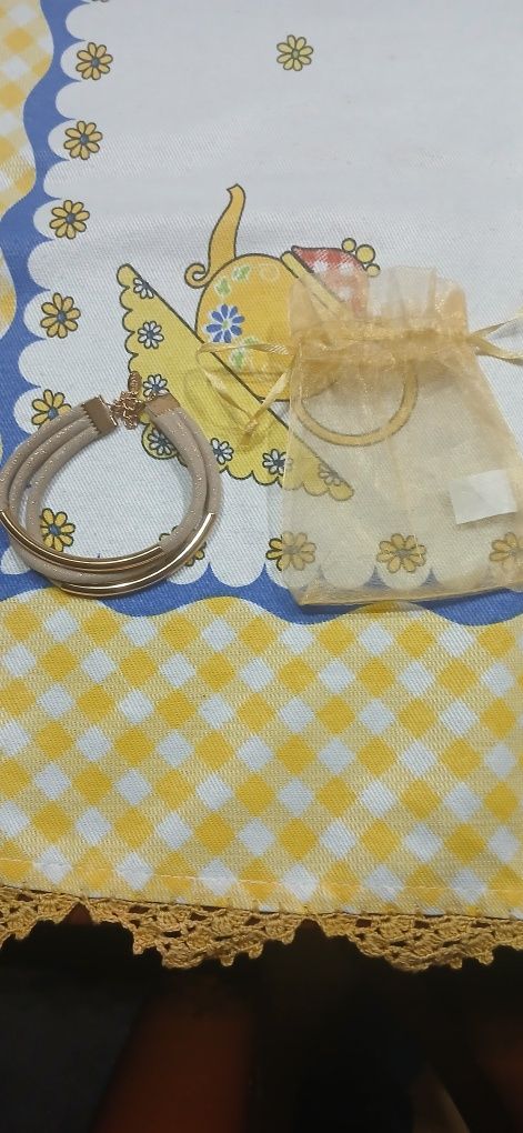 Pulseira de mulher com saquinho de enfeite.