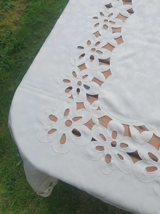 Obrus kremowy ażurowy
