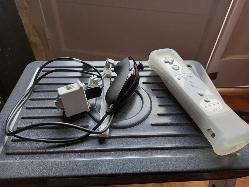 Nintendo Wii Consola Branca com comandos e cabos