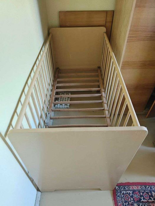 Дитяче ліжечко, комбіноване. Передня решітка опускається.