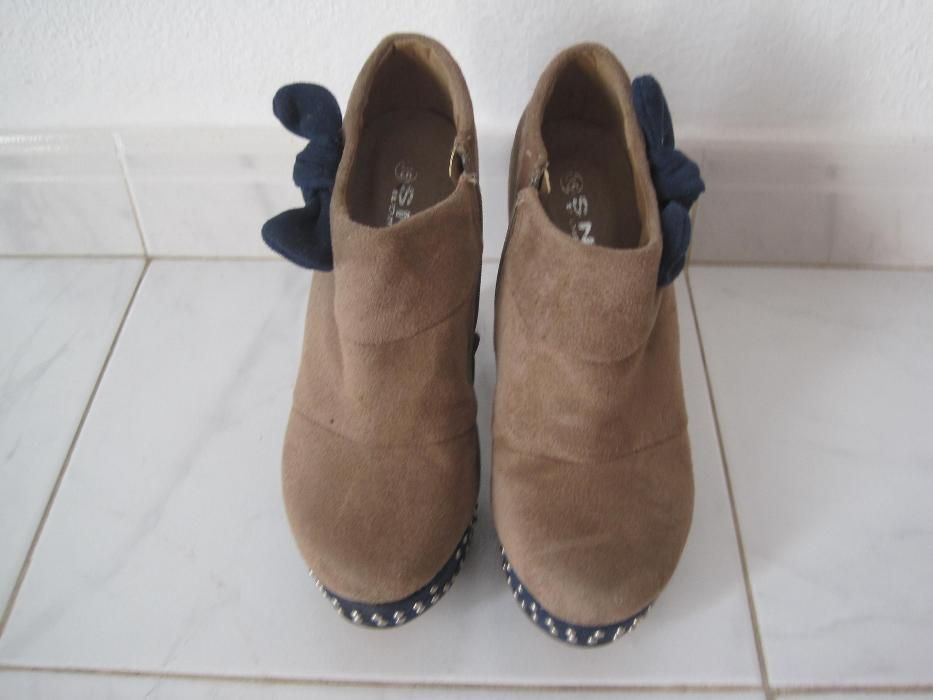 Botins com tachas e lacinho