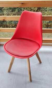Krzesło czerwone z drewnianymi nogami