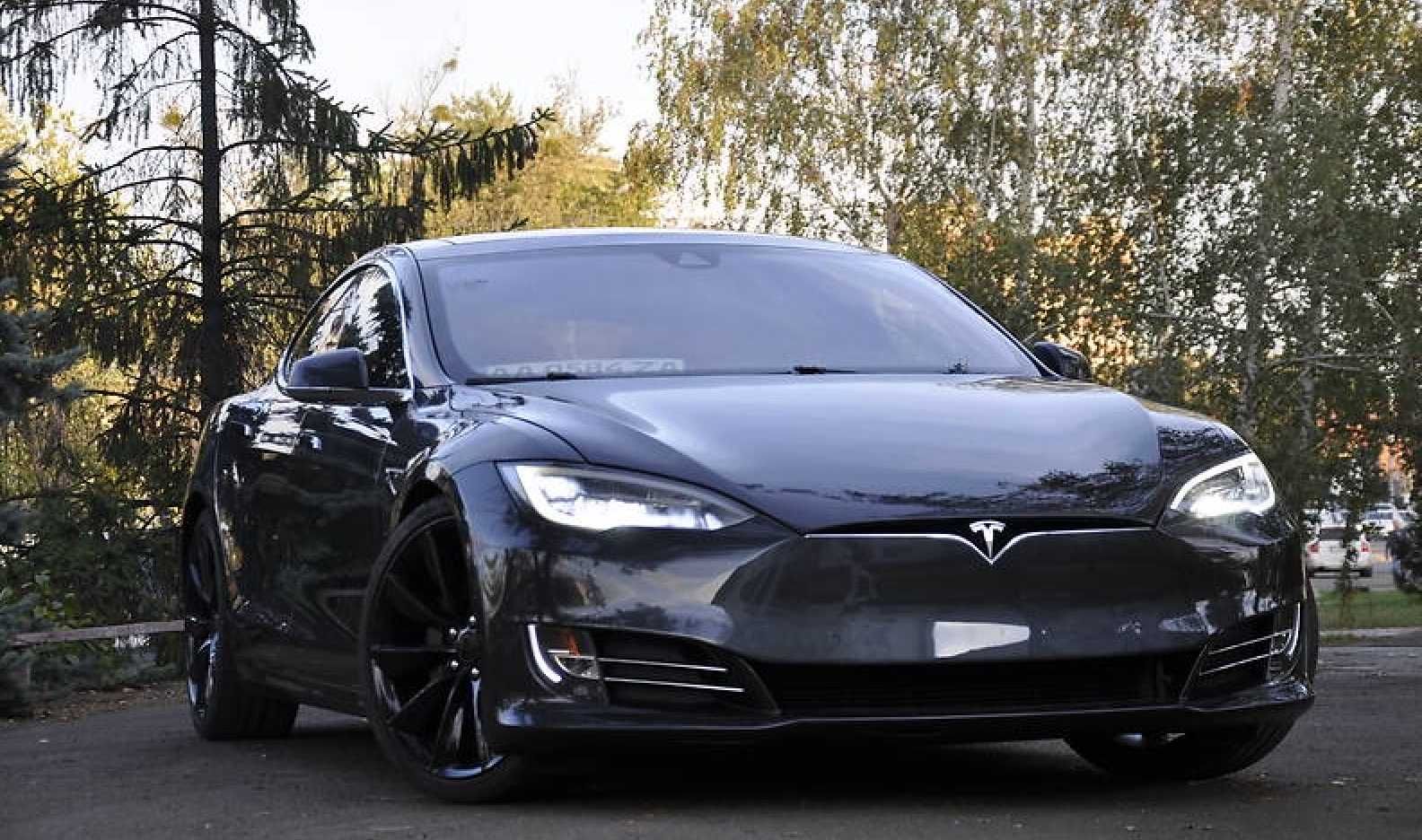 Tesla Model S 2016 90d -