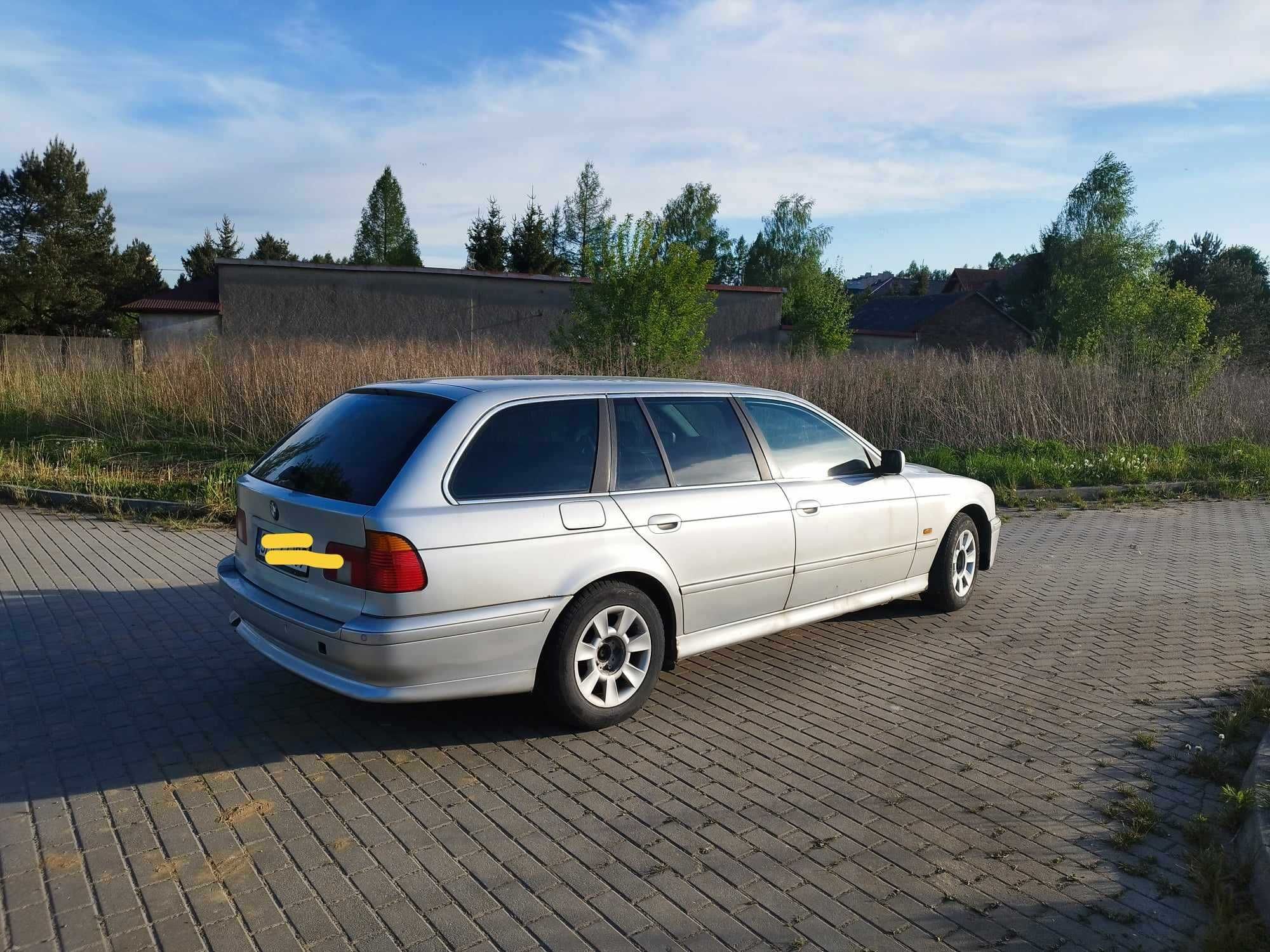 BMW 520 Rok produkcji 2003 srebrne kombi przyciemniane szyby
