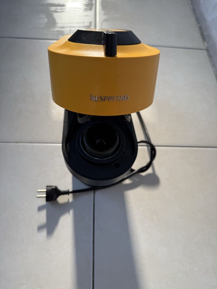 Máquina de Café Nespresso Vertuo Pop Amarela De’Longhi.