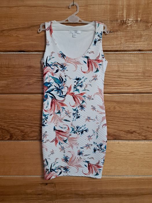 Elegancka ołówkowa sukienka w kwiaty xs s