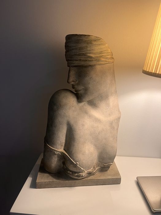 Busto feminino em pedra