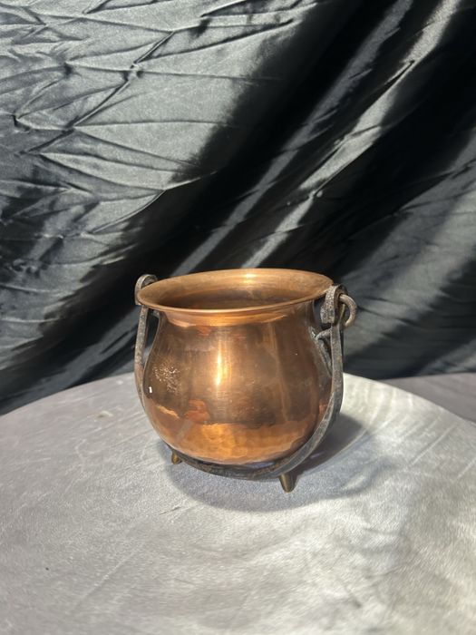 Miedziany kociołek wiedźmy – kwietnik na trzech mosiężnych nóżkach