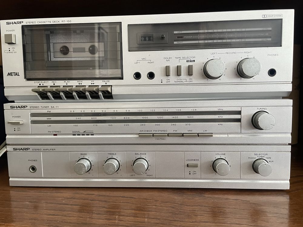 Duas Colunas sharp com cabos + rádio + leitor cassetes