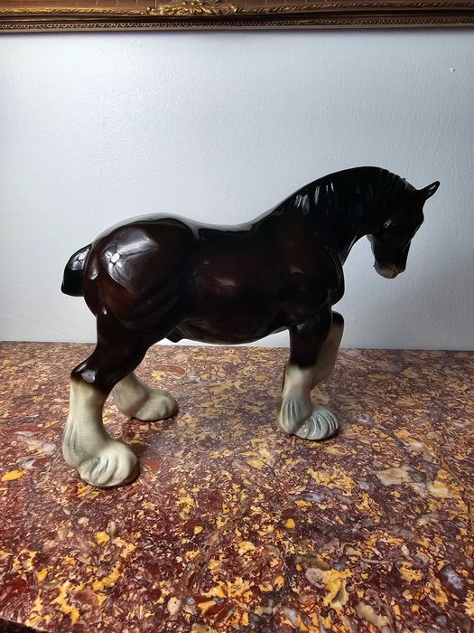 Duży piękny ceramiczny koń rasy Clydesdale 25 cm klejone ucho