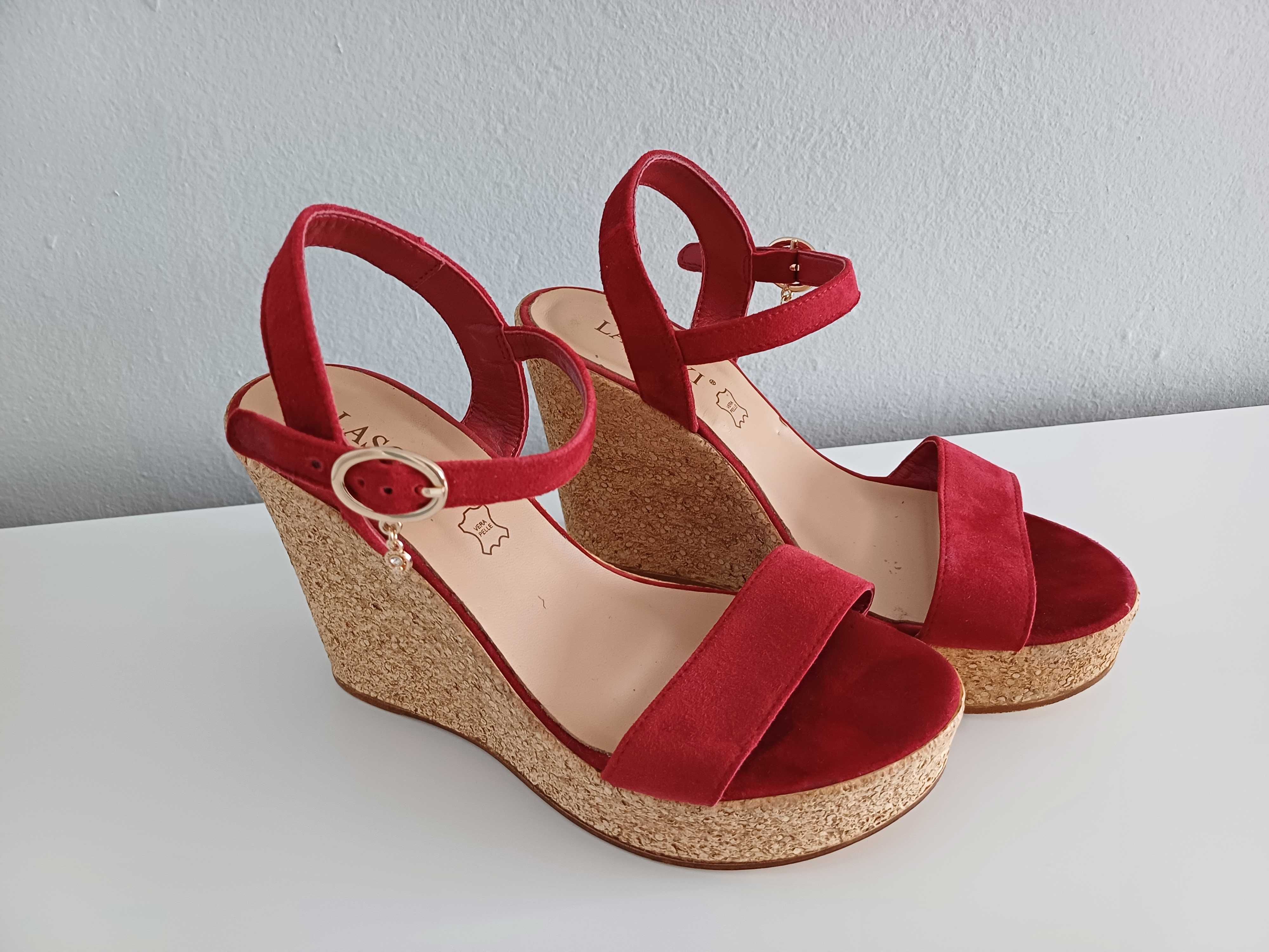 Buty damskie na koturnie sandały czerwone z paseczkami Lasocki 36