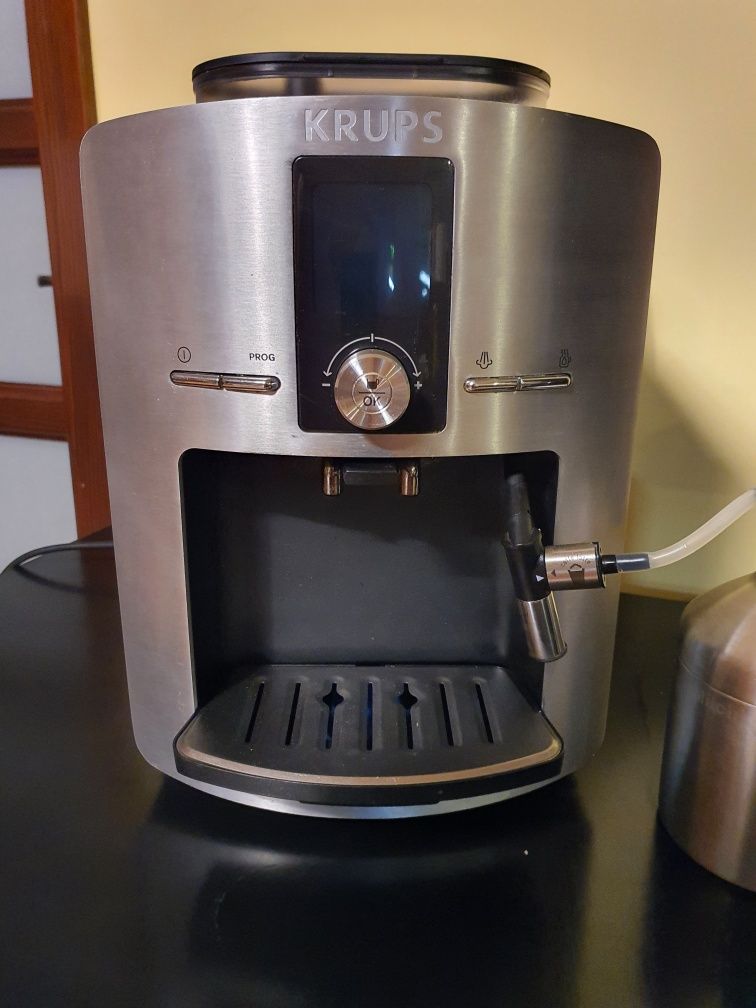 Automatyczny ekspres do kawy marki krups ea82
