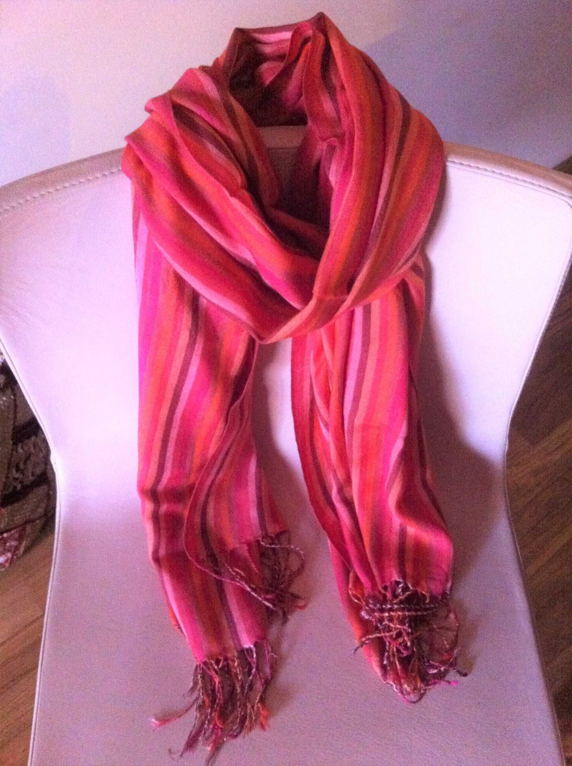 Echarpe de ​Primavera​/Verão às riscas, de ​t​ons rosa