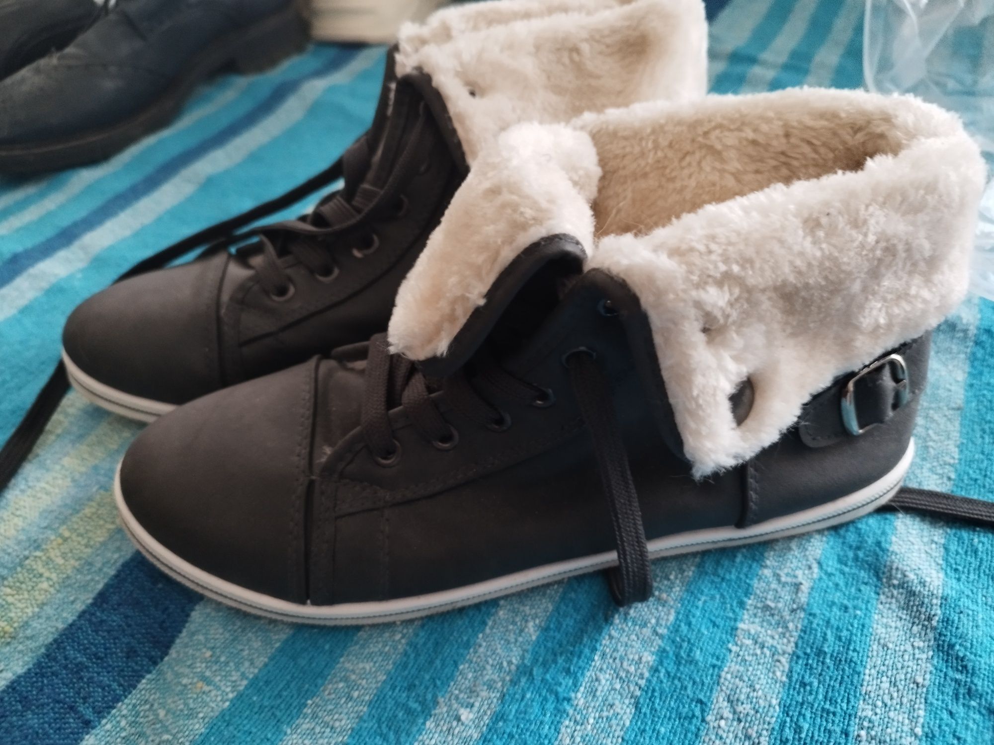 SALDOS Botas número 42/ 20 euros os 2 pares