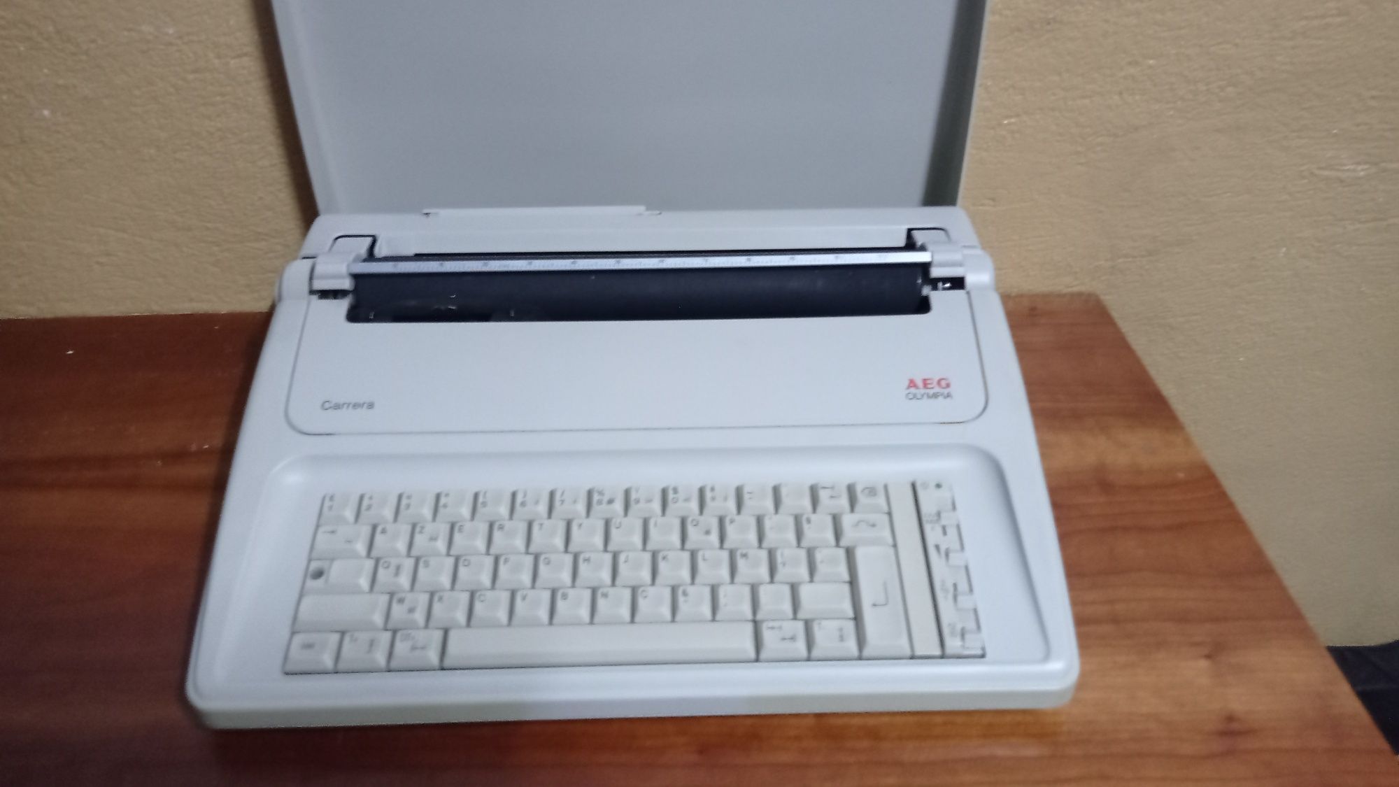 Máquina de escrever AEG Olimpia