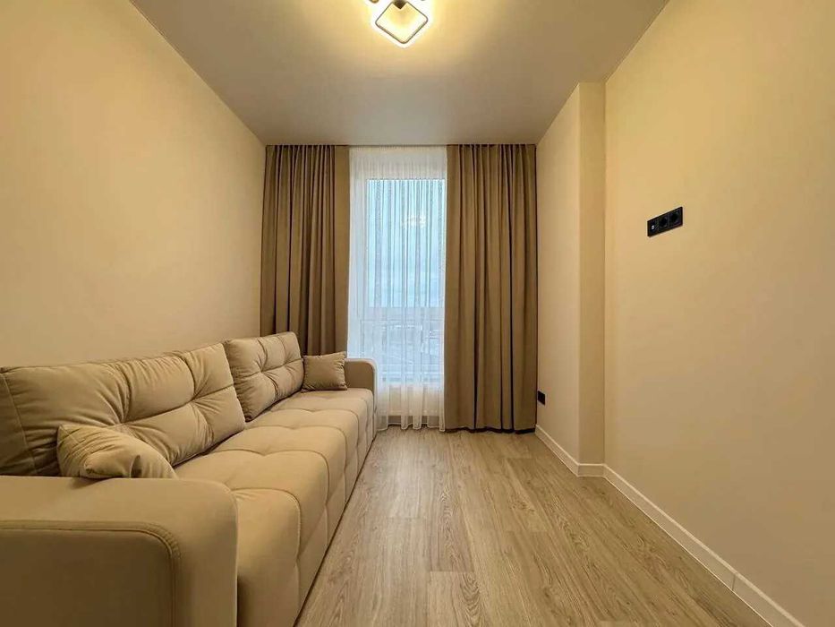 Двокімнатна з балконом поруч поруч університету